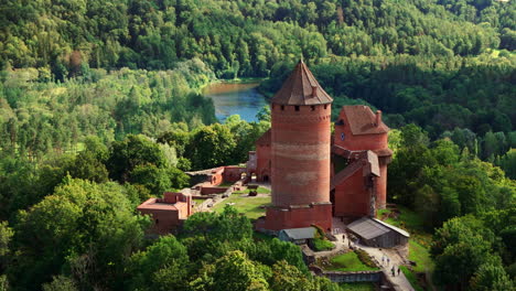 Ruinas-Del-Castillo-De-Turaida-En-Letonia,-Sigulda