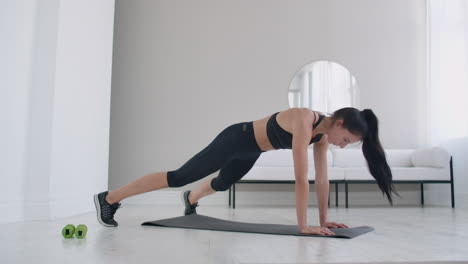 the girl's demonstration of rising the legs in the jump