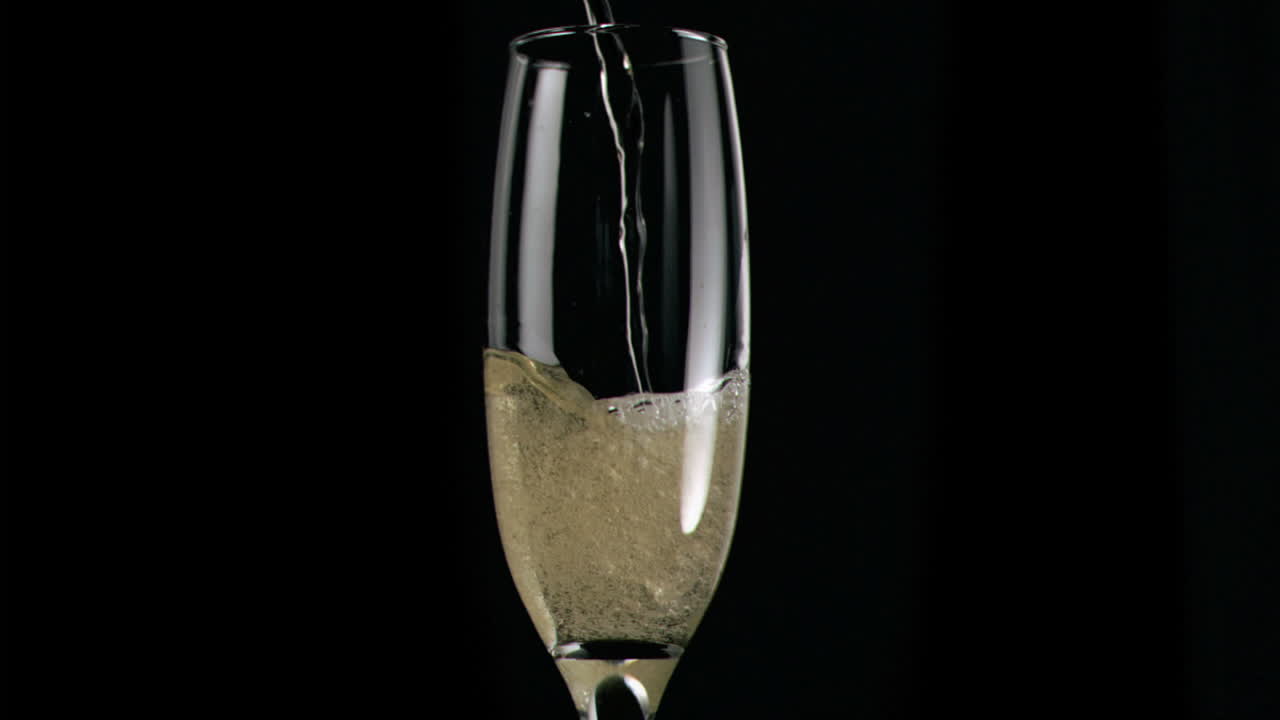 Champagne versato in super slow motion