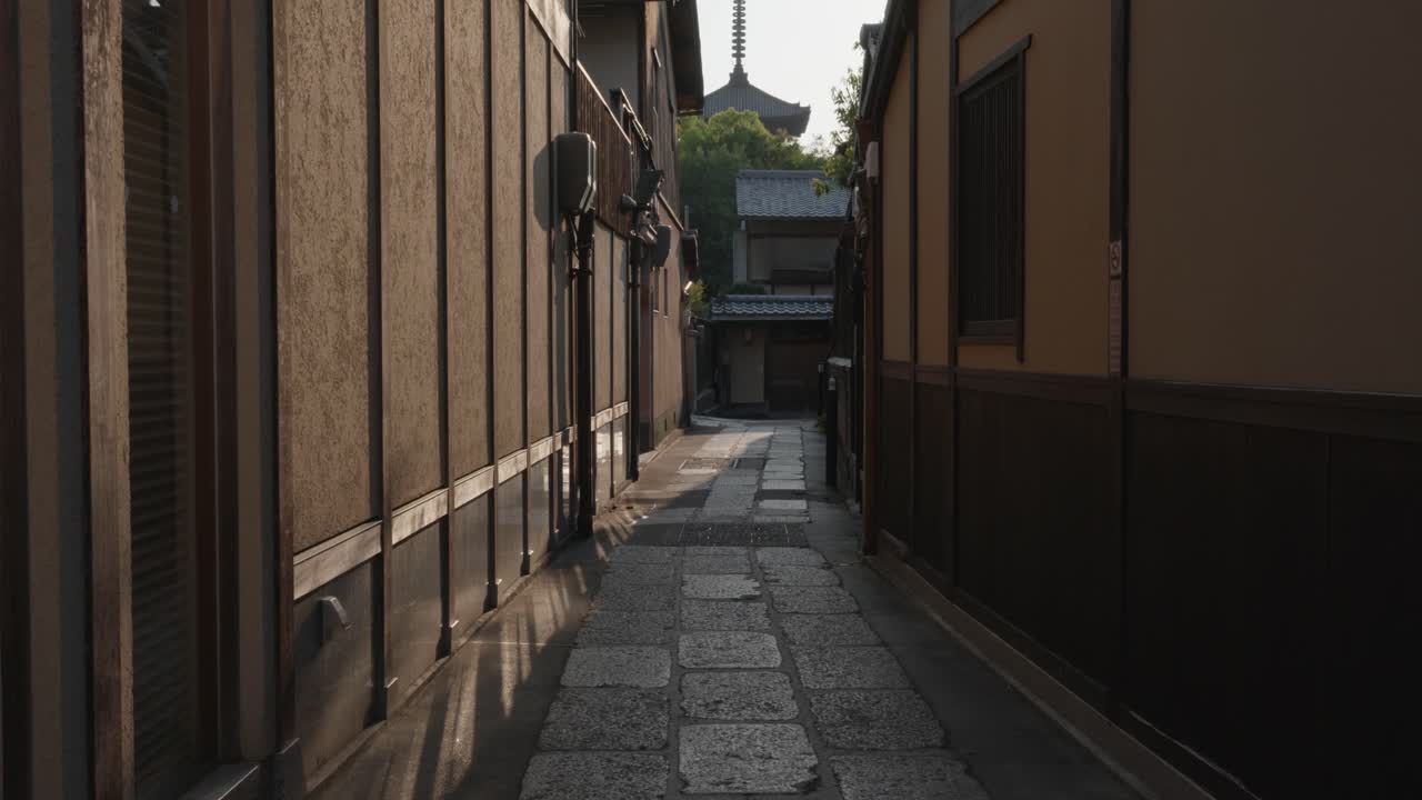 Eine alte japanische Straße im Abendsonnenlicht mit der Yasaka-Pagode im Hintergrund in Gion, Kyoto, Japan