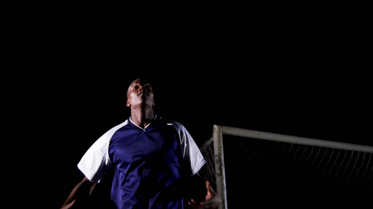 jugador de fútbol jugando al fútbol 4k