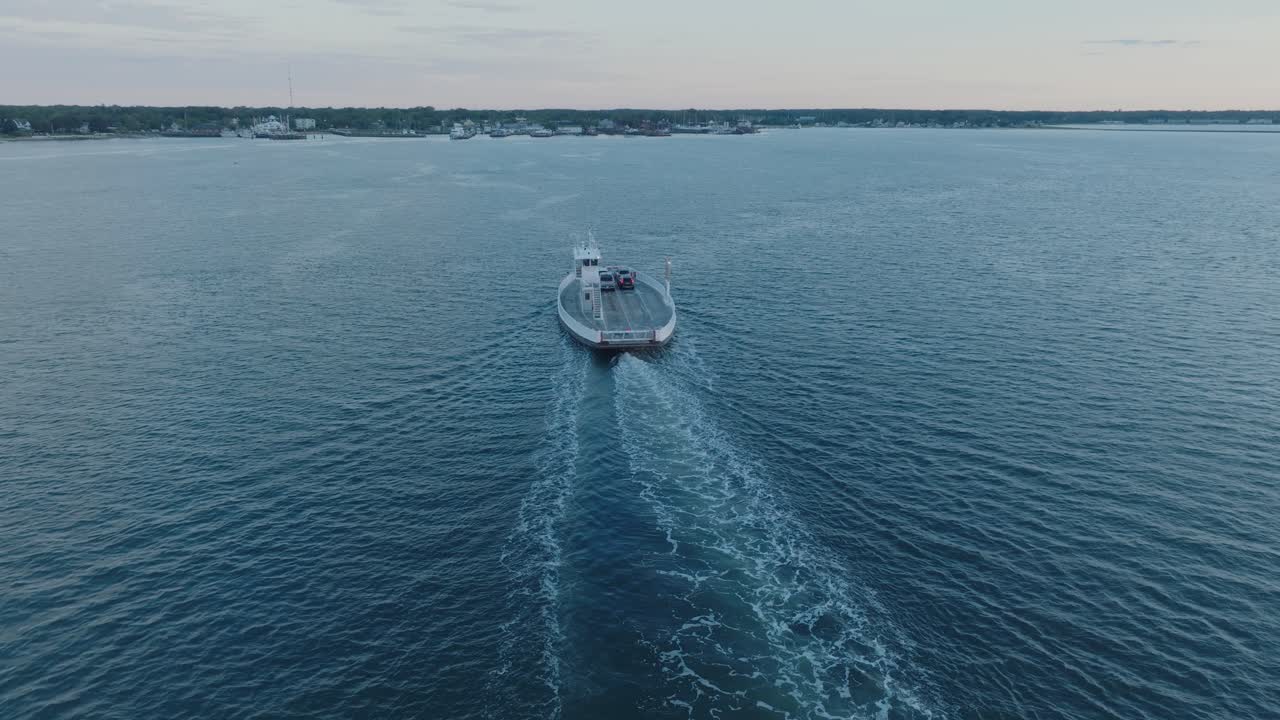 태양이 뜨기 전에 그린포트 노스 포크 롱 아일랜드로 향하는 피난처 섬을 떠나는 페리의 위에서 내려오는 드론  ⁇