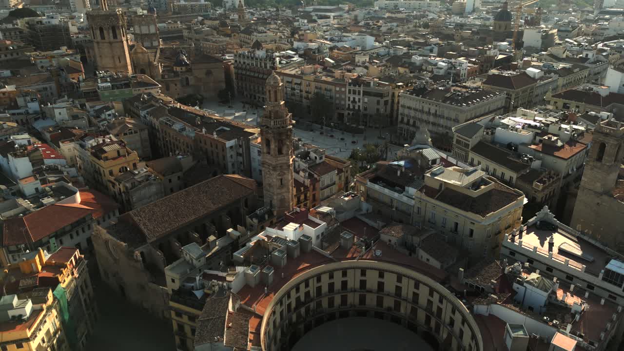Vista aerea mattutina di Piazza Redona e della Chiesa di Santa Caterina nel centro storico di Valencia, Spagna