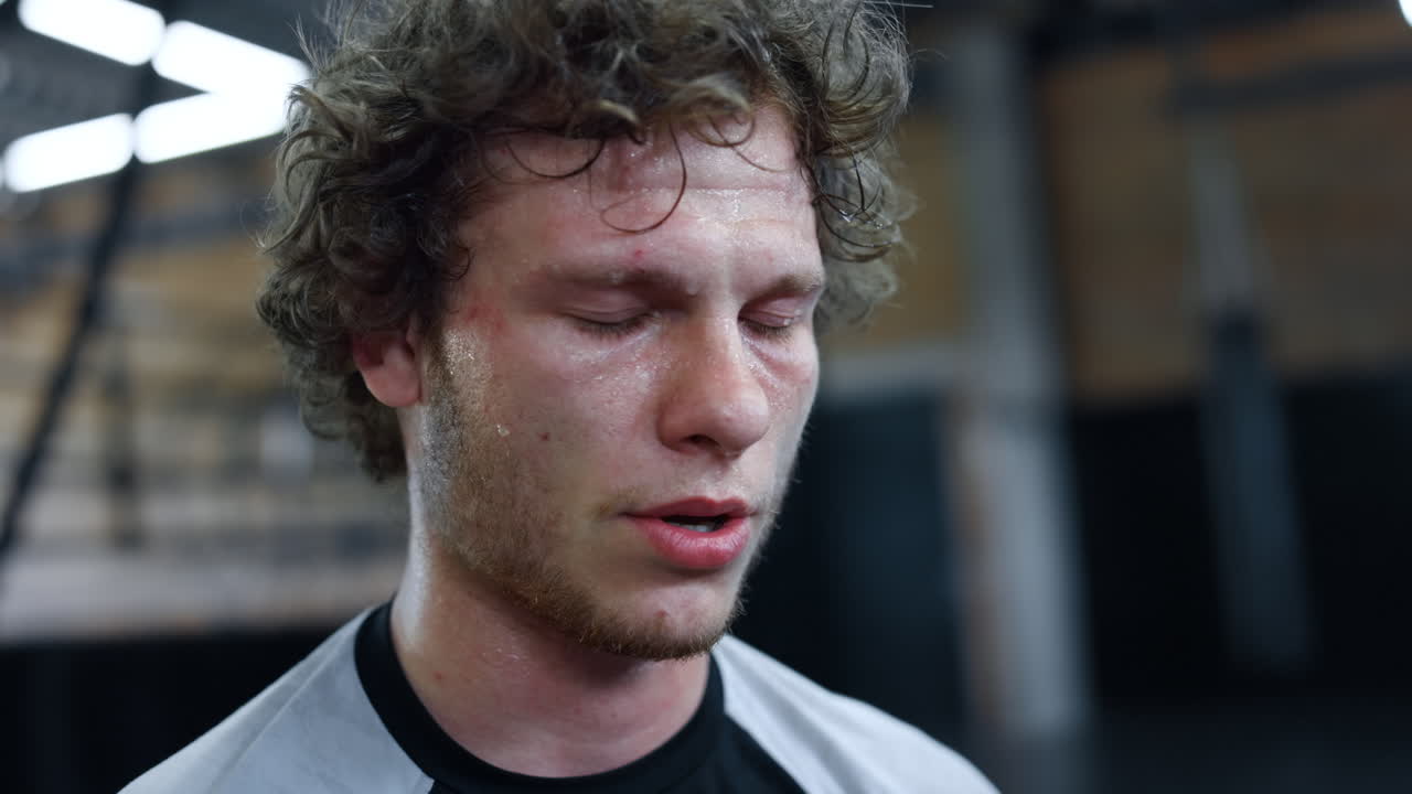 스포츠 클럽에서 싸움의 얼굴에서 방울이 떨어집니다.