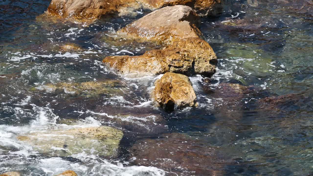 Onde dell'oceano che si infrangono contro le rocce costiere