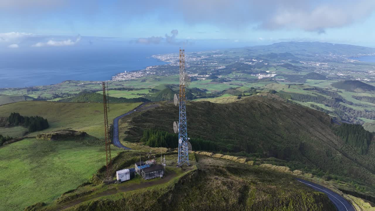 Lagoa do Fogo telekommunikationstårn, antenne på toppen af bakken. Luftfoto fra drone