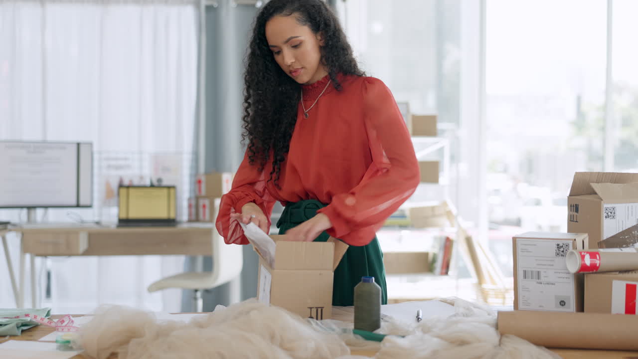 Donna di colore, scatola e logistica per la consegna