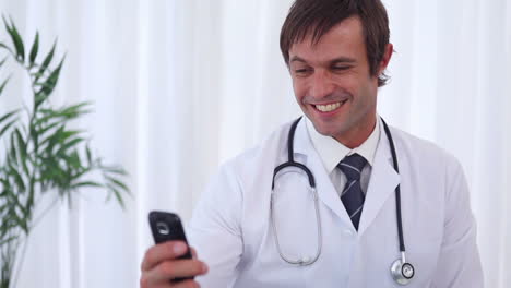 Doctor-Feliz-Enviando-Un-Mensaje-De-Texto