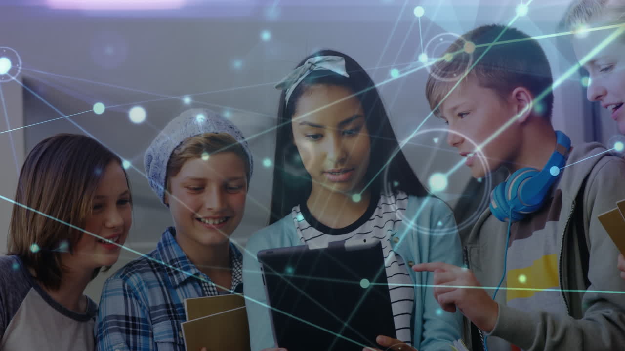 animación de iconos de medios sobre diversos escolares que usan tabletas