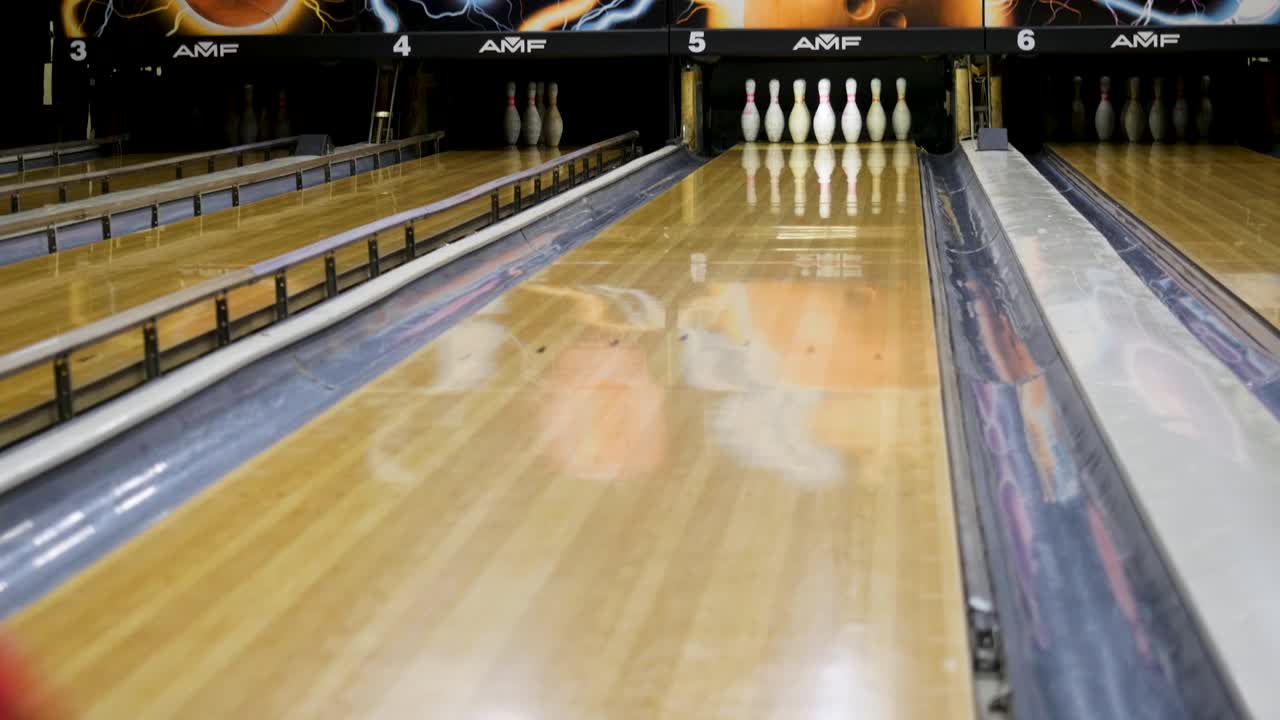 Bowlingové dráhy s bowlingovou koulí a kuželkami