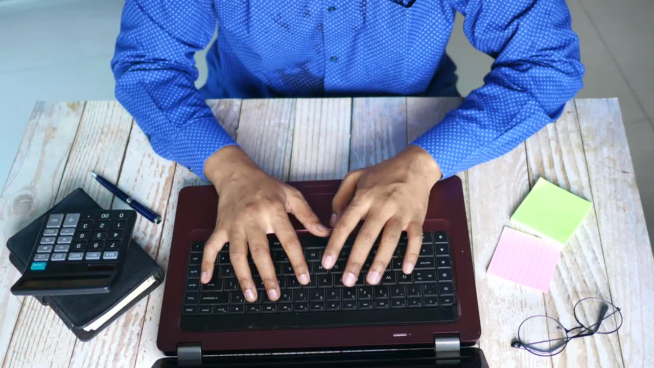 Pessoa a trabalhar com um portátil numa secretária