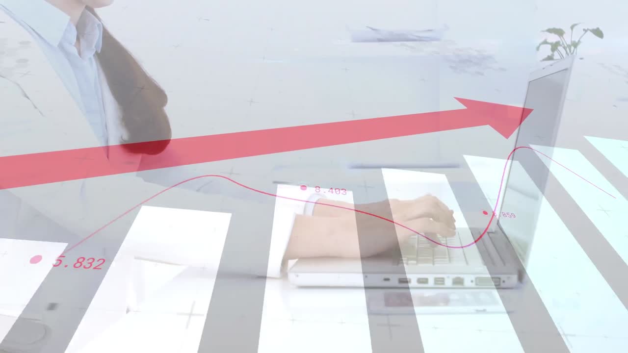 노트북을 사용하는 백인 남자의 손 위에 움직이는 화살표, 데이터 및 그래프의 애니메이션