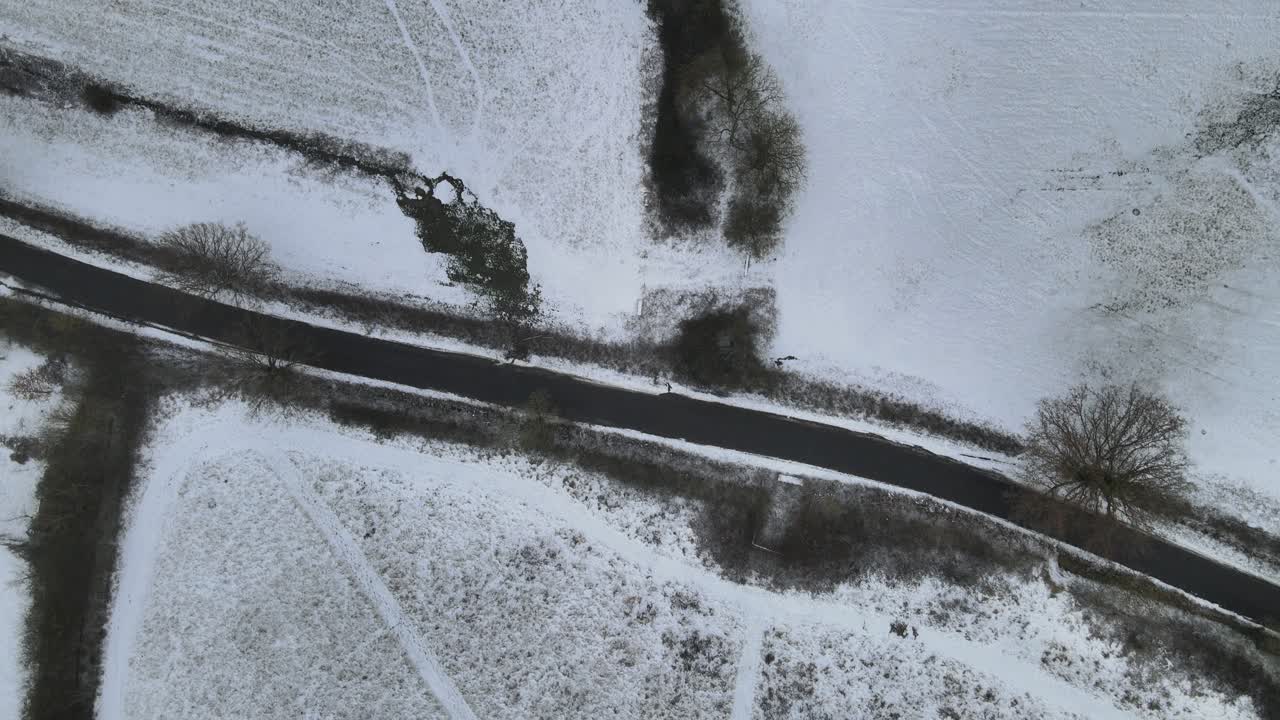 눈 덮인 겨울의 추상 경로 필드 드론 공개 4k