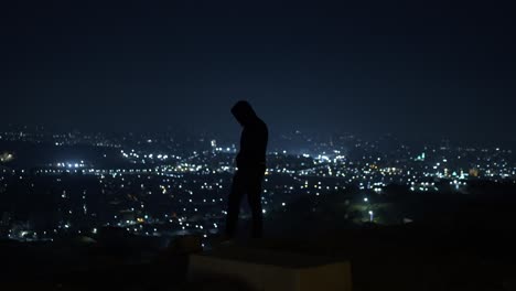 Depressive-Person-Auf-Einer-Hohen-Klippe