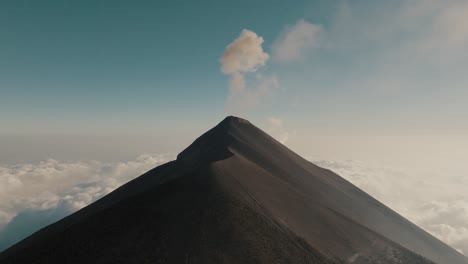 paisaje aéreo del volcán fuego en guatemala