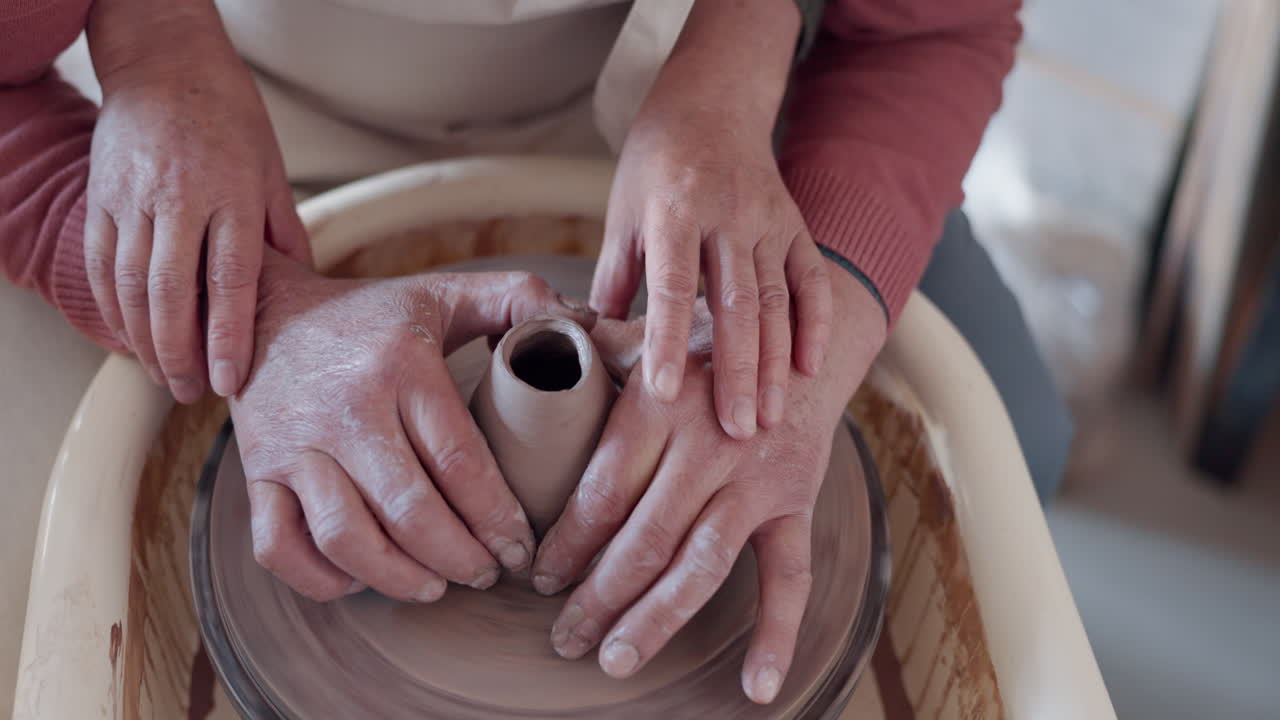 Amore, ceramica e mani di coppia anziana che modellano