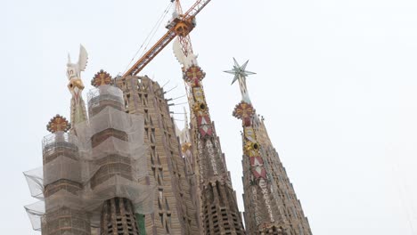 la sagrada familia es la iglesia católica inacabada más grande del mundo y parte de un sitio del patrimonio mundial de la unesco.