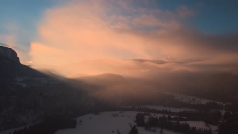 Toma-De-Drones-De-Un-Paisaje-Misterioso-Al-Atardecer-En-Las-Montañas-Cubiertas-De-Nubes-En-Invierno