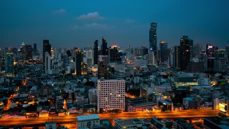 lapso de tiempo de transición de día y noche del paisaje urbano y los edificios en la metrópolis