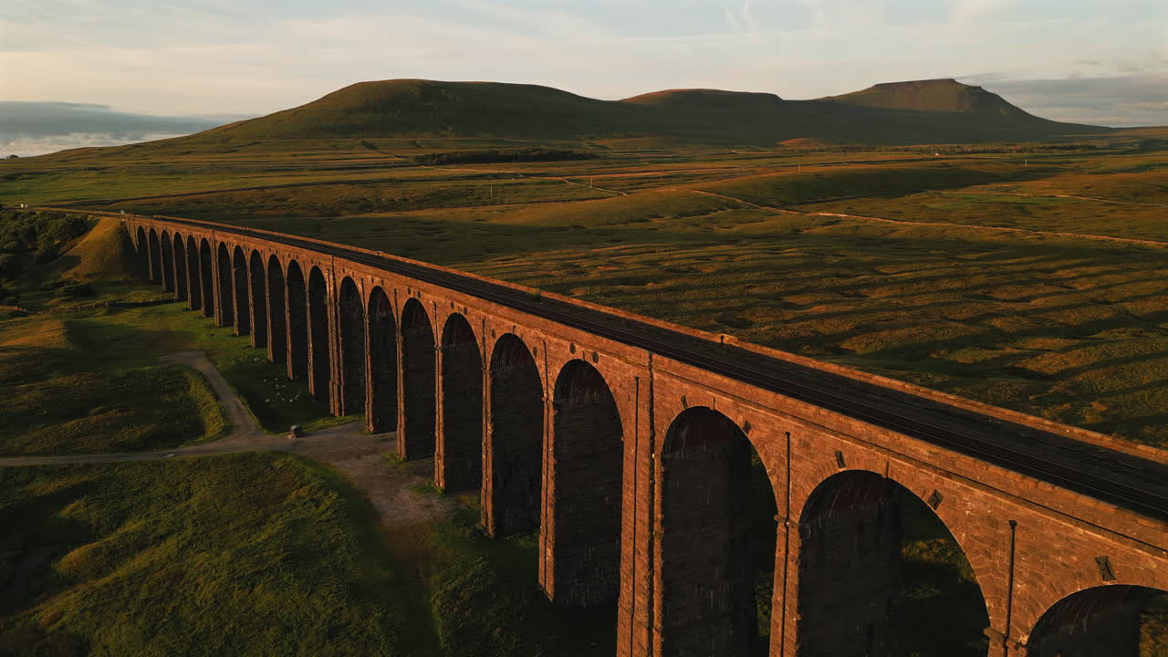황금 시간에 ingleborough를 배경으로 ribblehead viaduct의 드론  ⁇ 을 설정