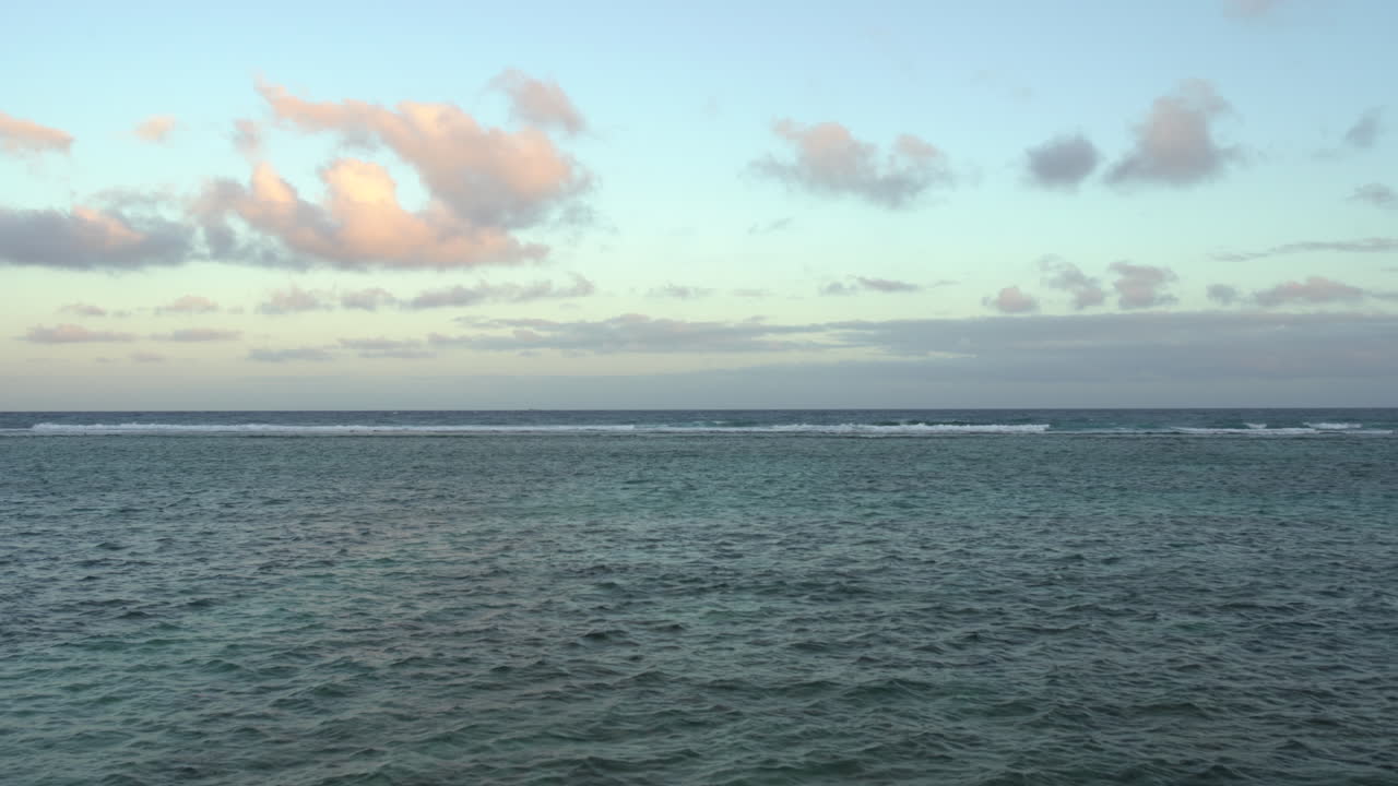 4k 파도가 암초에 부서지고 있습니다.