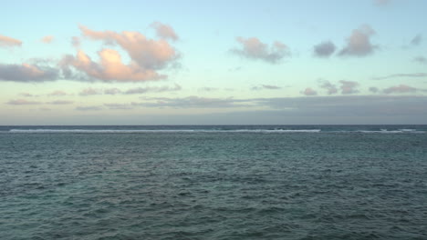 las olas del océano 4k se rompen en el arrecife.