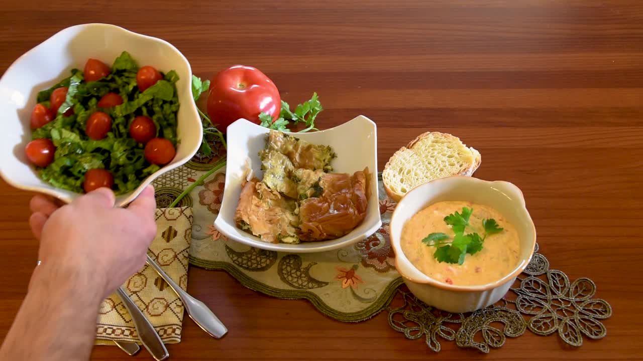 cocina mediterránea saludable, concepto de tres platos para el almuerzo o la cena