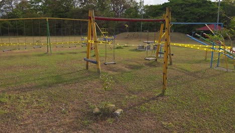 patio de recreo grabado en el parque cerrado debido a la cuarentena