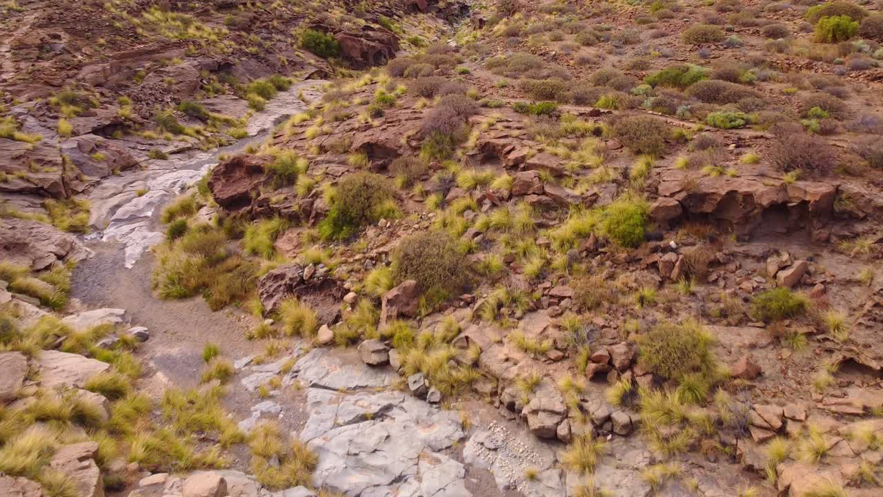 volando sobre el barranco seco del lecho del río, increíble sitio natural de tenerife