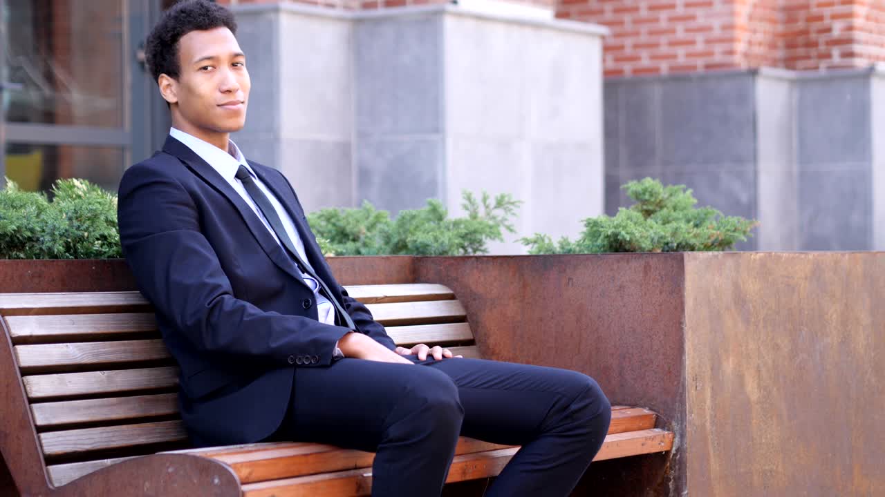 심각한 아프리카 사업가 카메라를 보고