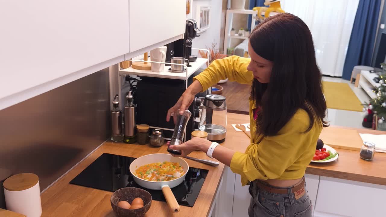 mujer cocinando en una cocina