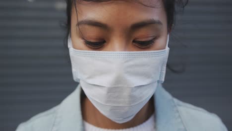 Mujer-Con-Máscara-Médica-De-Coronavirus-En-La-Calle
