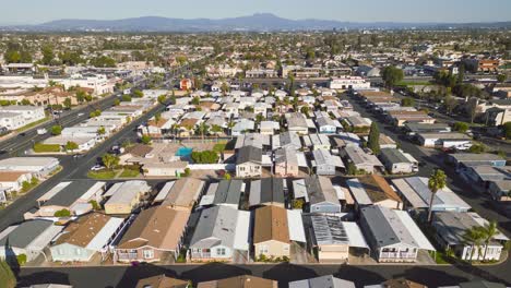 Lapso-De-Tiempo-De-Drones-De-Un-Parque-De-Casas-Móviles-En-El-Sur-De-California-Rodeado-De-Cadenas-Montañosas