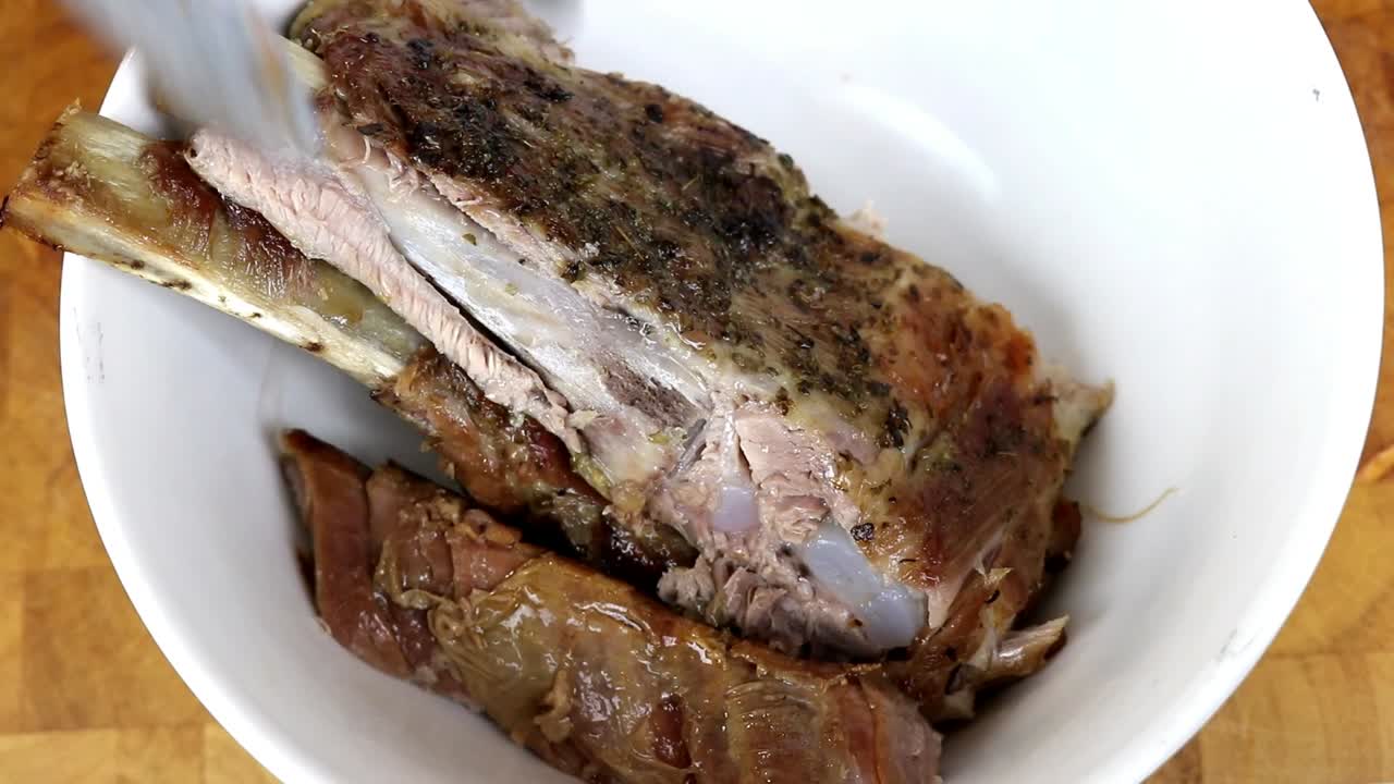 갓 구운 돼지갈비를 그릇에 담고