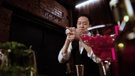 칵테일을 준비하는 바텐더