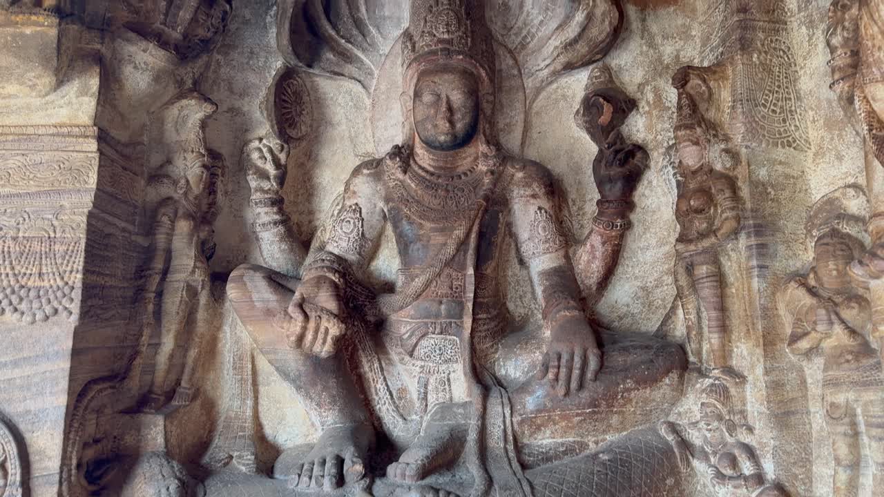 Una serena scultura in pietra di Vishnu Ananta-Shayana dal Tempio della Grotta di Badami n. 3, raffigurante Lord Vishnu reclinato su Shesha, a simboleggiare il riposo eterno e l'ordine cosmico (periodo Chalukya antico)