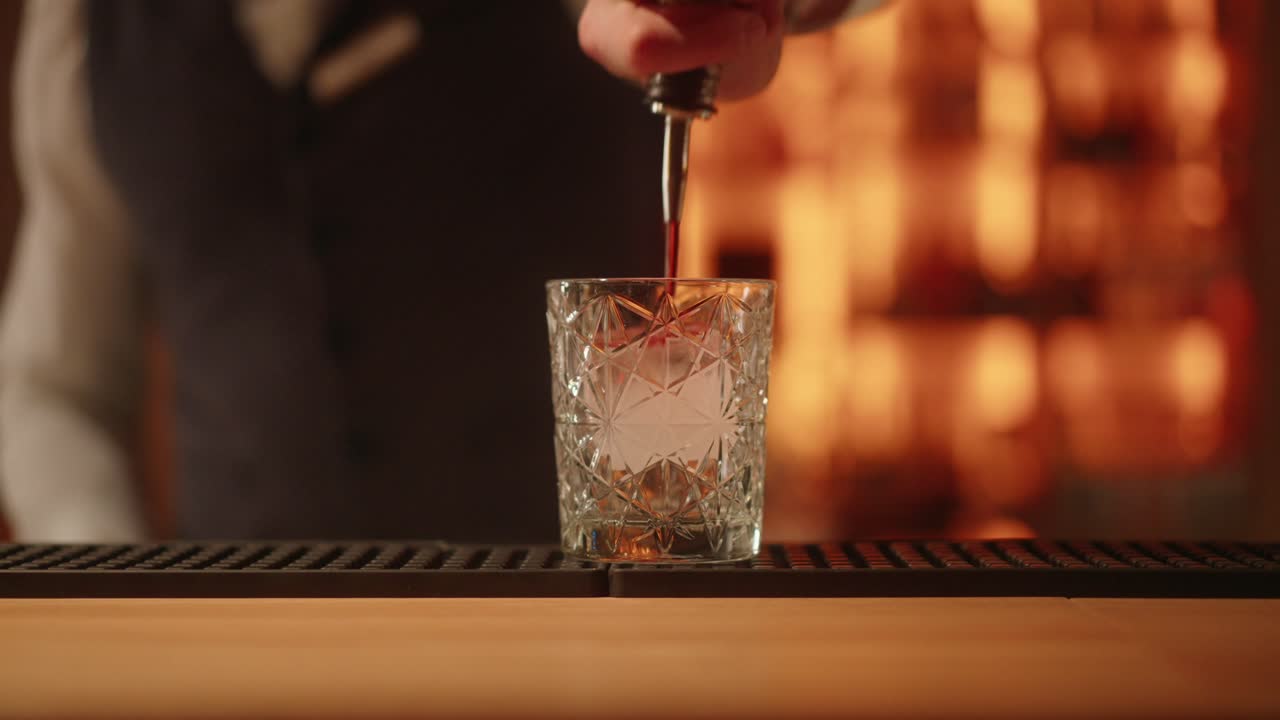 bartender manos haciendo y cóctel negroni