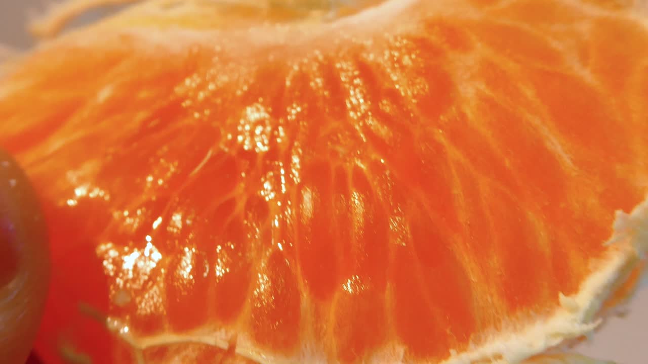 Polpa di mandarino fresca e succosa in uno scatto macro dettagliato che mostra la texture e il colore vibranti.