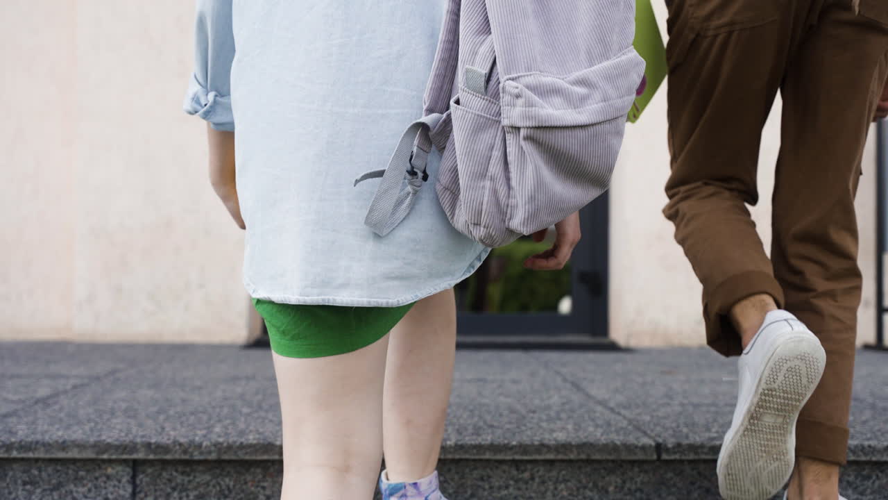 고등학교 밖에서 이야기를 나누는 두 친구