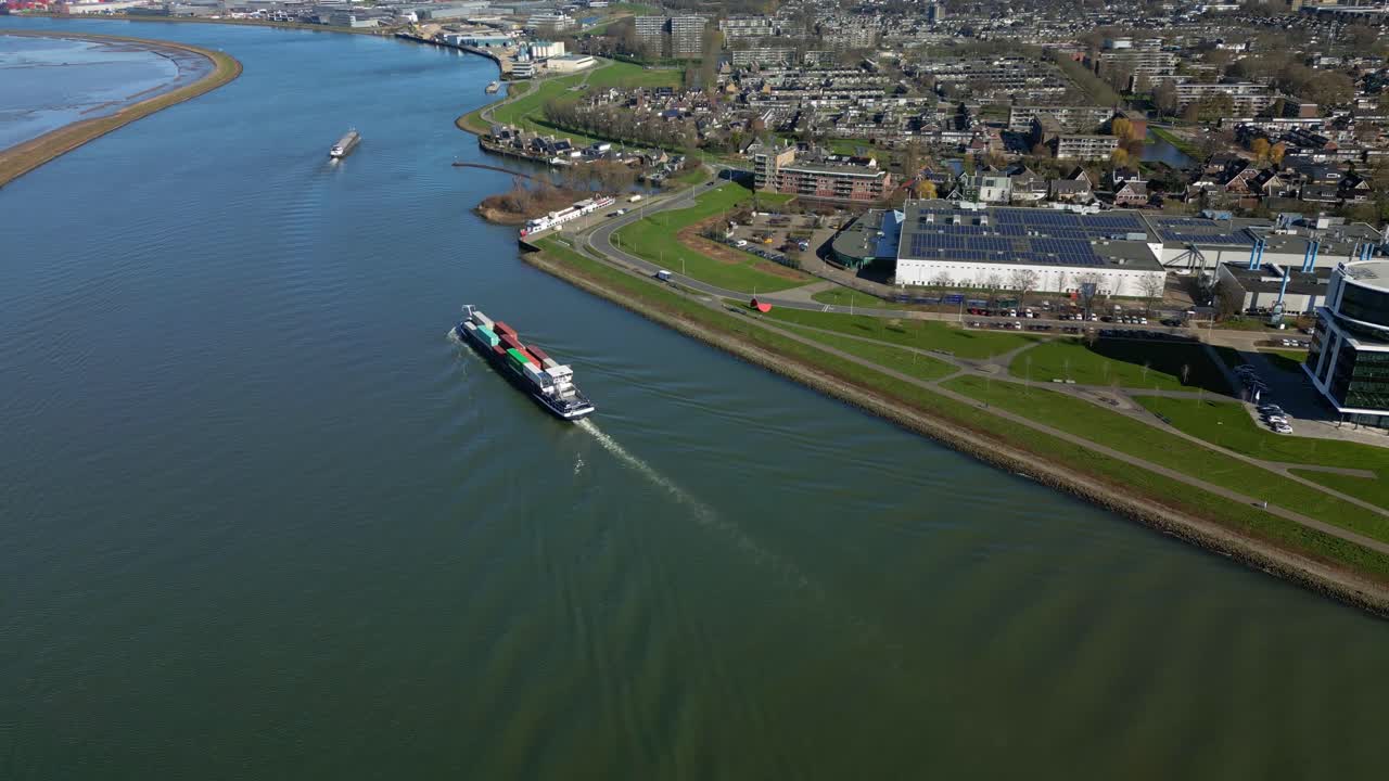 zwijndrecht 도시 운하 를 항해 하는 대량 컨테이너 선박 의 공중 사진