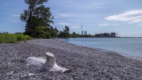 Windmühle-Und-Kernkraftwerk-An-Einem-See-Im-Zeitraffer