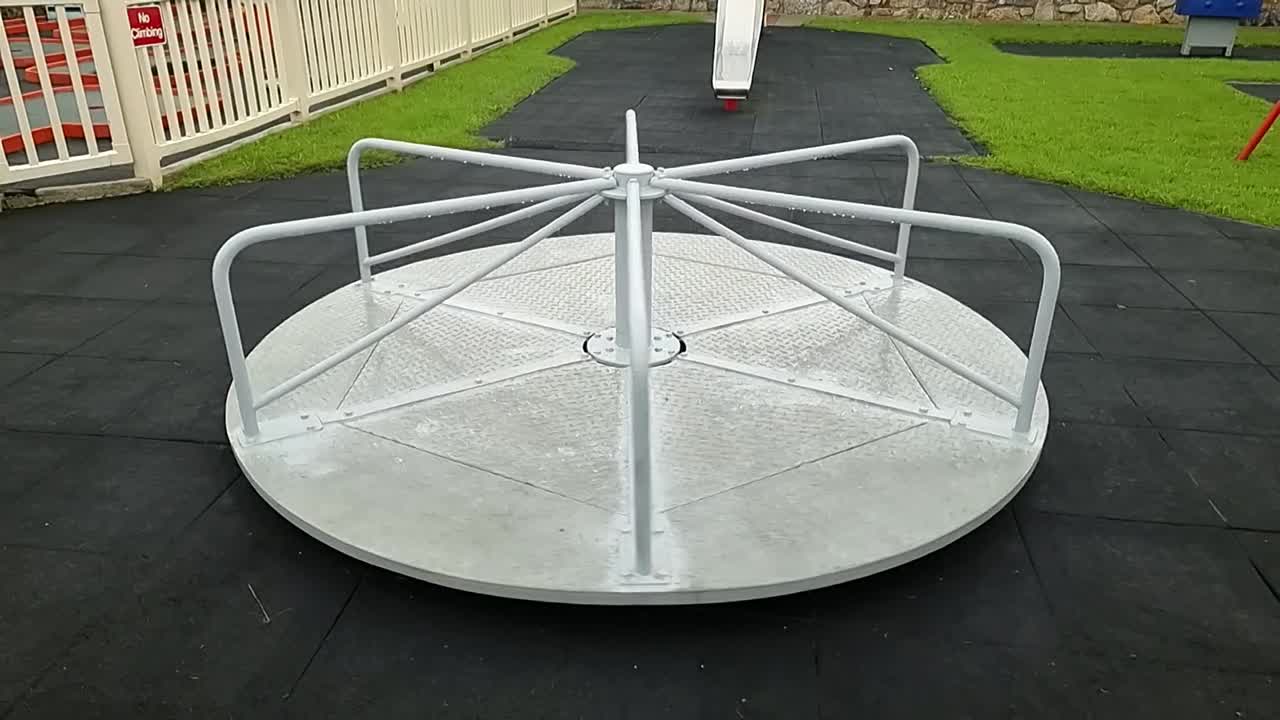 movimiento lento vacío girando niños patio de recreo rotonda girando en el parque público