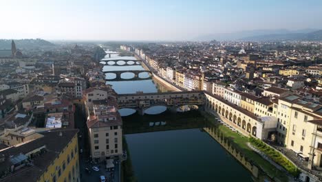 Erstaunliche-Luftaufnahme-Von-Oben,-Mittelalterliche-Brückenstadt,-Fluss-Florenz,-Toskana,-Italien