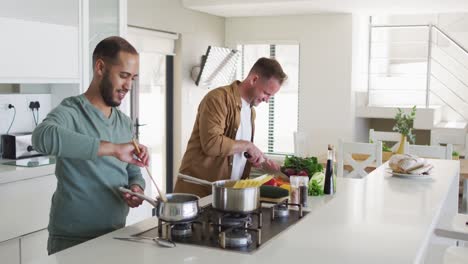 Pareja-Masculina-Gay-Multiétnica-Preparando-Comida-En-La-Cocina