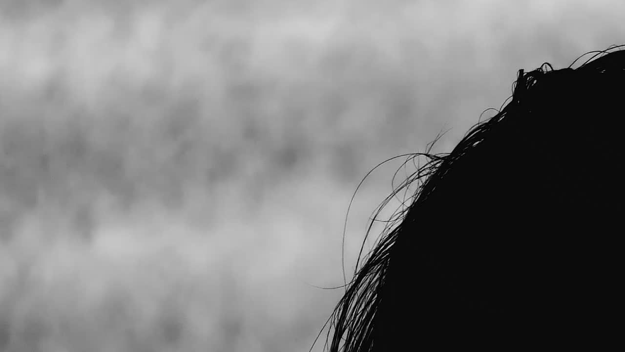 어두운 방에서 신비한 사람이 정적만 표시되는 tv를 봅니다.