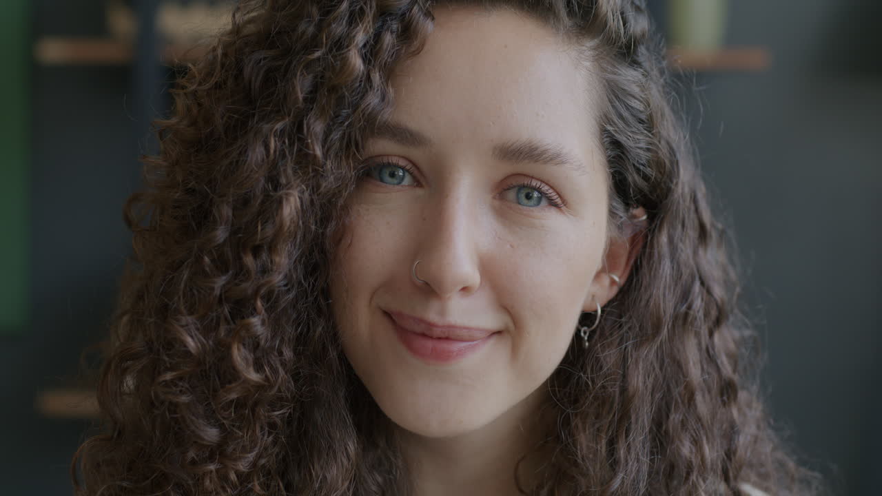 retrato de una mujer con el cabello rizado
