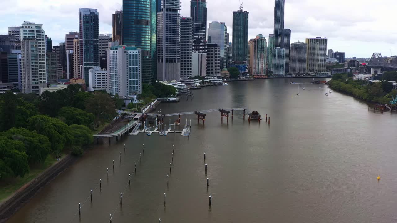 브리즈번 강 위의 공중 전망을 기울여 강변 시내 경관, 고층 건물, 중앙 비즈니스 지구, 호주 퀸즐랜드의 수도인 고층 건물을 캡처합니다.