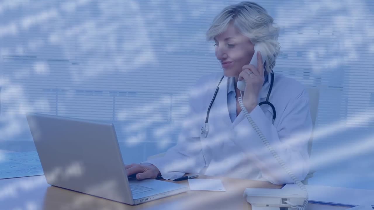 animación del procesamiento de datos sobre una doctora caucásica