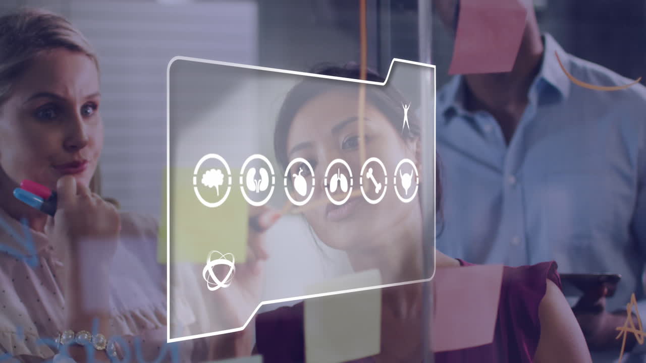 animación de múltiples iconos digitales contra diversos colegas discutiendo sobre notas de memorando en la oficina