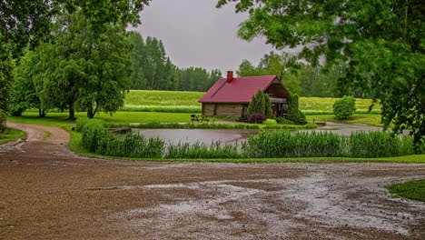 Malerische-Landschaft-Des-Bauernhauses-Am-Ufer-Des-Flusses-Mit-Grüner-Umgebung